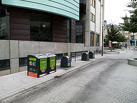 Des bornes biodéchets de Limoges Métropole sont disposées le long d'une rue dans le centre de Limoges.