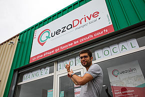 Le dirigeant de l'entreprise QuezaDrive pose devant le local de l'entreprise.