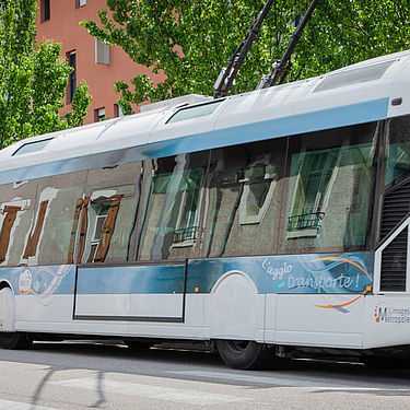 Image actualité les nouveauté du réseau TCL de Limoges à la rentrée 2023 - Bus dans la rue