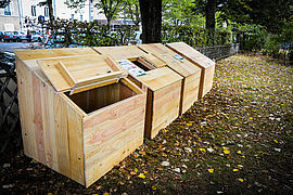 Des composteurs collectifs fabriqués par Limoges Métropole sont installés dans un parc à Limoges.