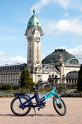 vélo électrique Pony devant la gare des Bénédictins à la gare - Agrandir l'image (fenêtre modale)