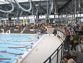 3e édition du Triathlon Limoges Métropole, vue d'ensemble du public et du bassin - Agrandir l'image (fenêtre modale)