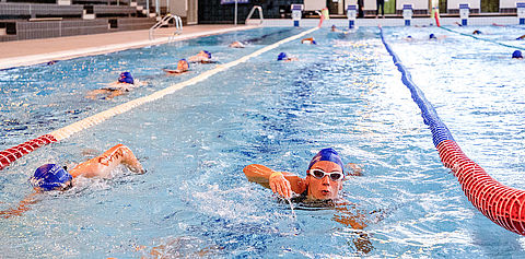 Des nageurs nagent dans le bassin olympique de l'Aquapolis