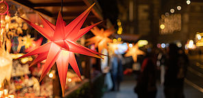 marché de Noël la nuit en centre-ville, gens, grosse étoile rouge