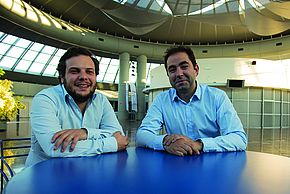 Les deux dirigeants de PowerLIM, Benoît Dumail et Adrien Danière, sont installés à une table sous la coupole d'ESTER Technopole.