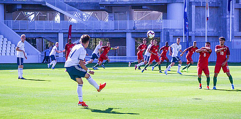 Des joueurs de foot disputent un match au stade municipal de Beaublanc à Limoges
