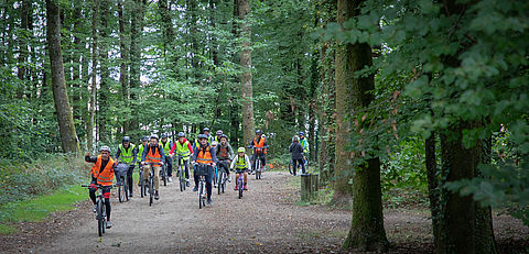 Groupe de VTT en forêt, dans les Bois de la Bastide à Limoges, Randonnée La Métropolitaine 2023