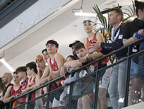 3e édition du Triathlon Limoges Métropole, public et nageurs regardent la course - Agrandir l'image (fenêtre modale)