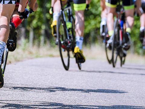 Vélo sur route et jambe de cyclistes