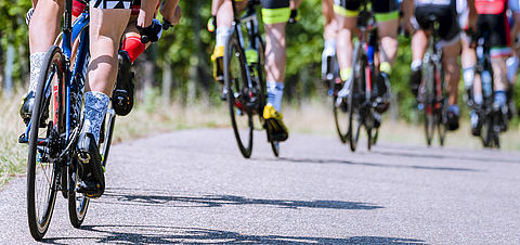 Vélo sur route et jambe de cyclistes