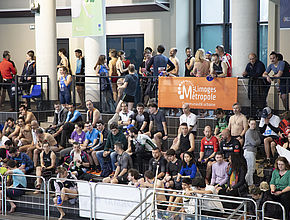 3e édition du Triathlon Limoges Métropole, public et concurrents dans les gradins du centre aquatique L'Aquapolis de Limoges Métropole - Agrandir l'image (fenêtre modale)