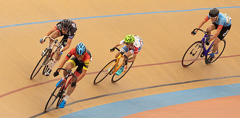 Cyclistes au Vélodrome Raymond Poulidor