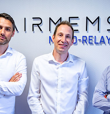 Images Les chef d'entreprise Airmems à Limoges, trois hommes en chemise blanche, souriants