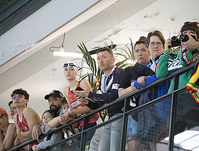 3e édition du Triathlon Limoges Métropole, nageurs juniors regardent la course - Agrandir l'image (fenêtre modale)