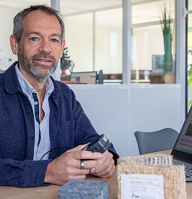 photo dirigeant BE énergéthik à Limoges, homme en costume assis à un bureau