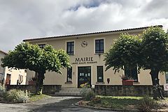 Vue sur le bâtiment de la mairie de la commune de Veyrac.