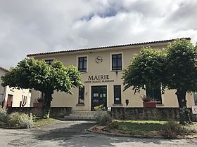 Vue sur le bâtiment de la mairie de la commune de Veyrac.