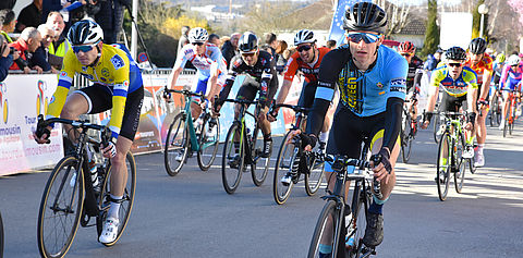 Plusieurs cyclistes de la course 2019 du Poinçonnet - Panazol Limoges Métropole sont en train de pédaler sur une route.