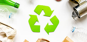 Un symbole du recyclage en papier est disposé au centre de l'image et divers déchets sont autour de lui.